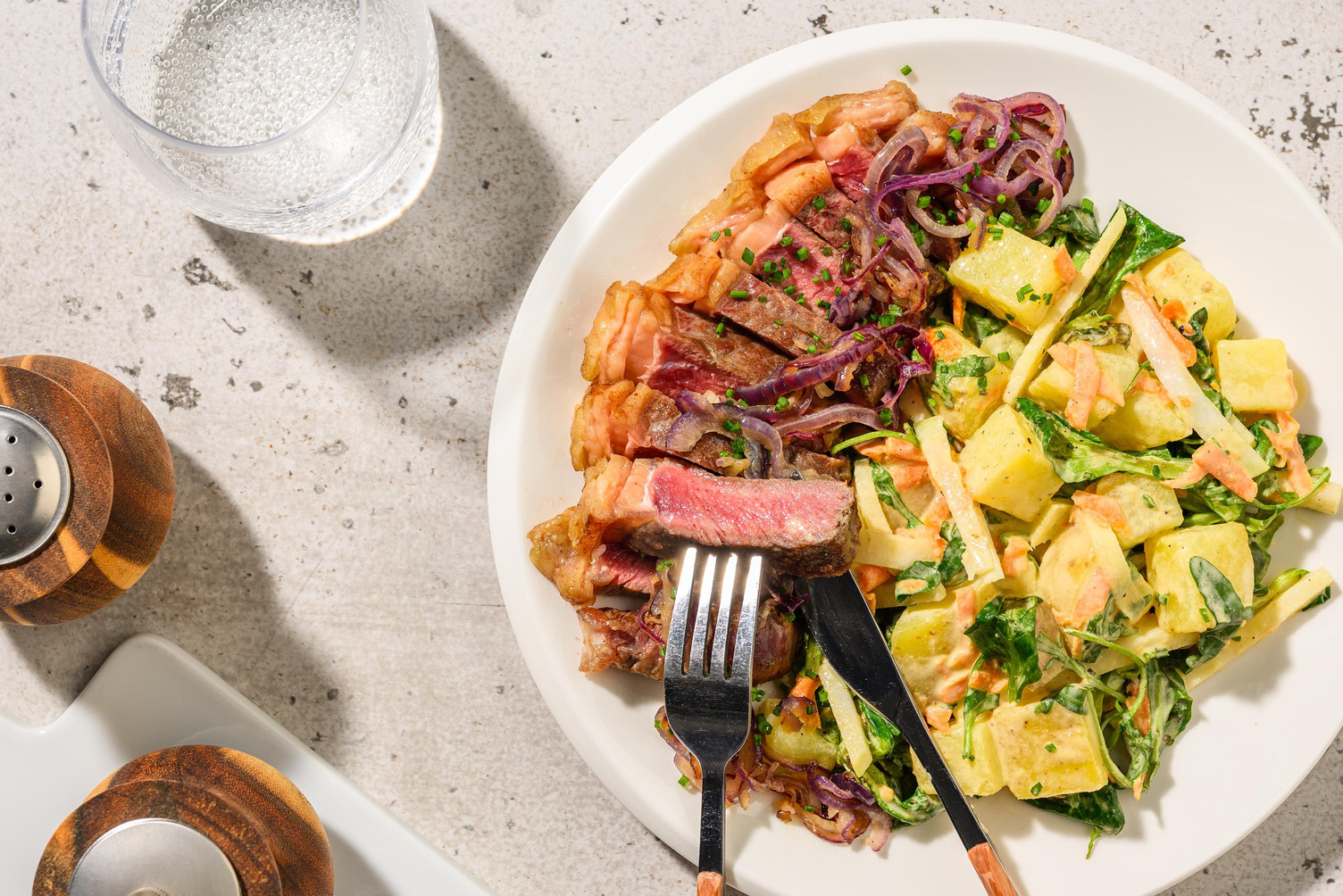 Steak met koolrabi-aardappelsalade