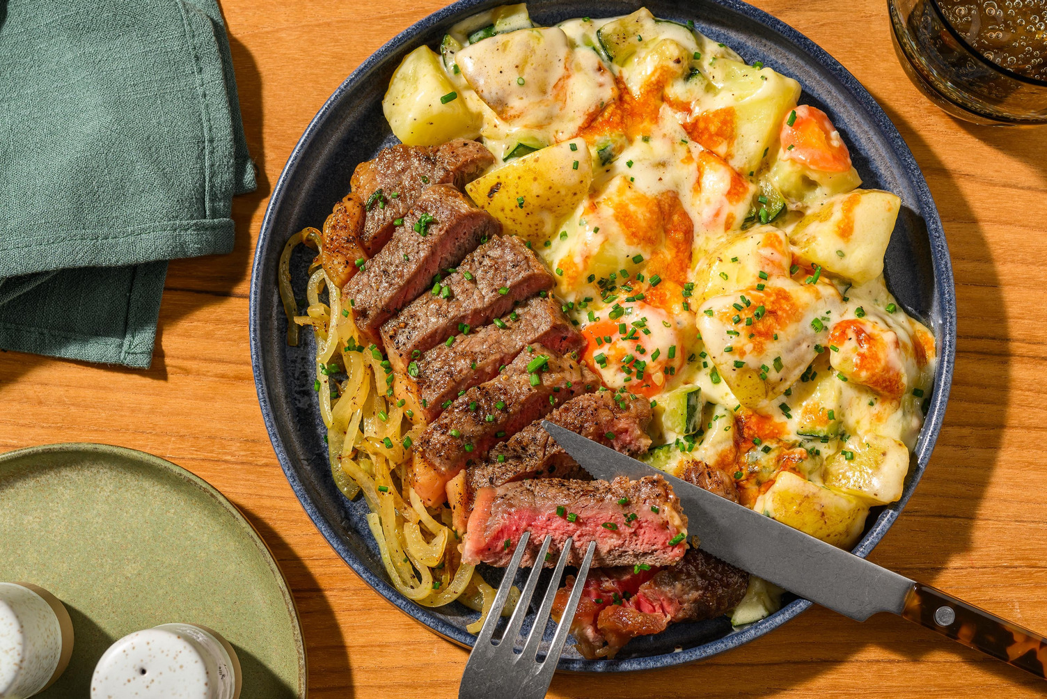 Steak met cheesy groentegratin