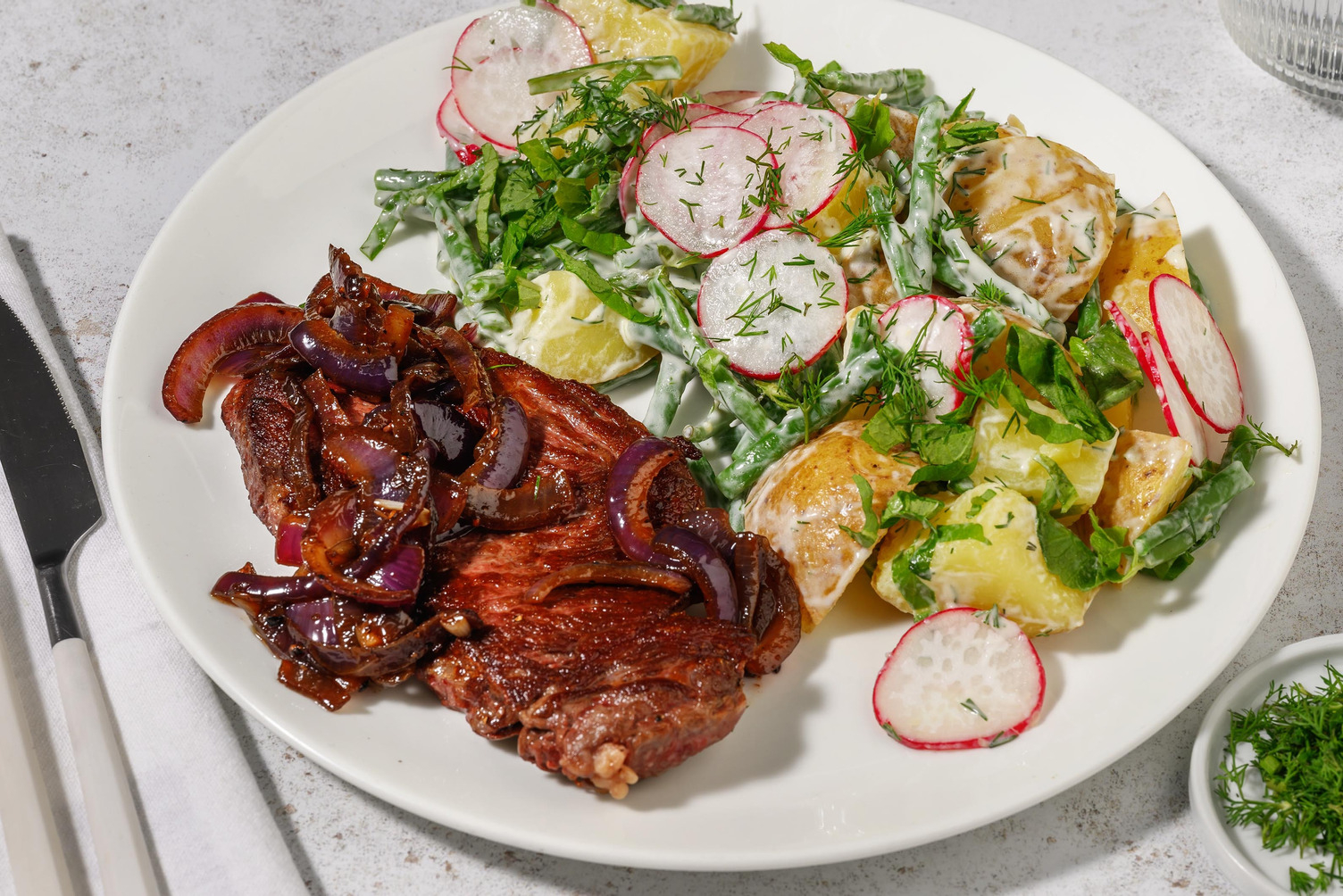 Steak met aardappelsalade met dilledressing
