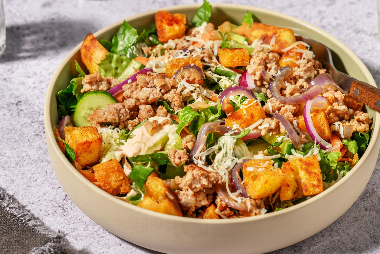 Burger Bowl mit Bio-Rinderhackfleisch und würzigen Croûtons