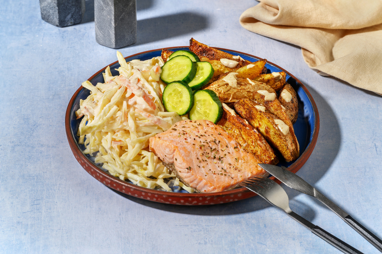Saumon en sauce ail & fines herbes et slaw