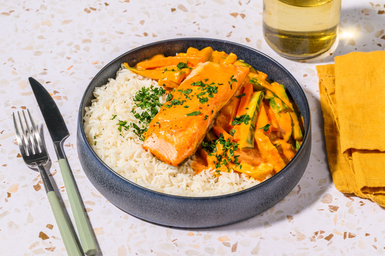 Salmón al curry rojo con calabacín y zanahoria