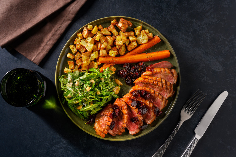 Knusprige gebratene Entenbrust mit Cranberry-Soße