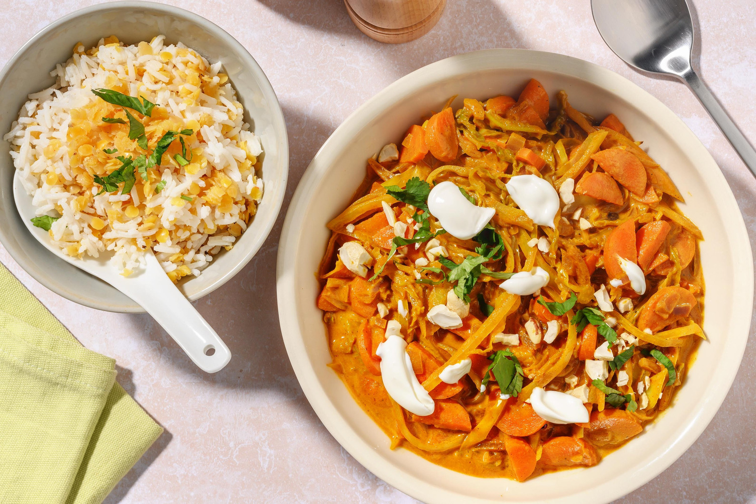 Romige groentecurry met labne en cashewnoten