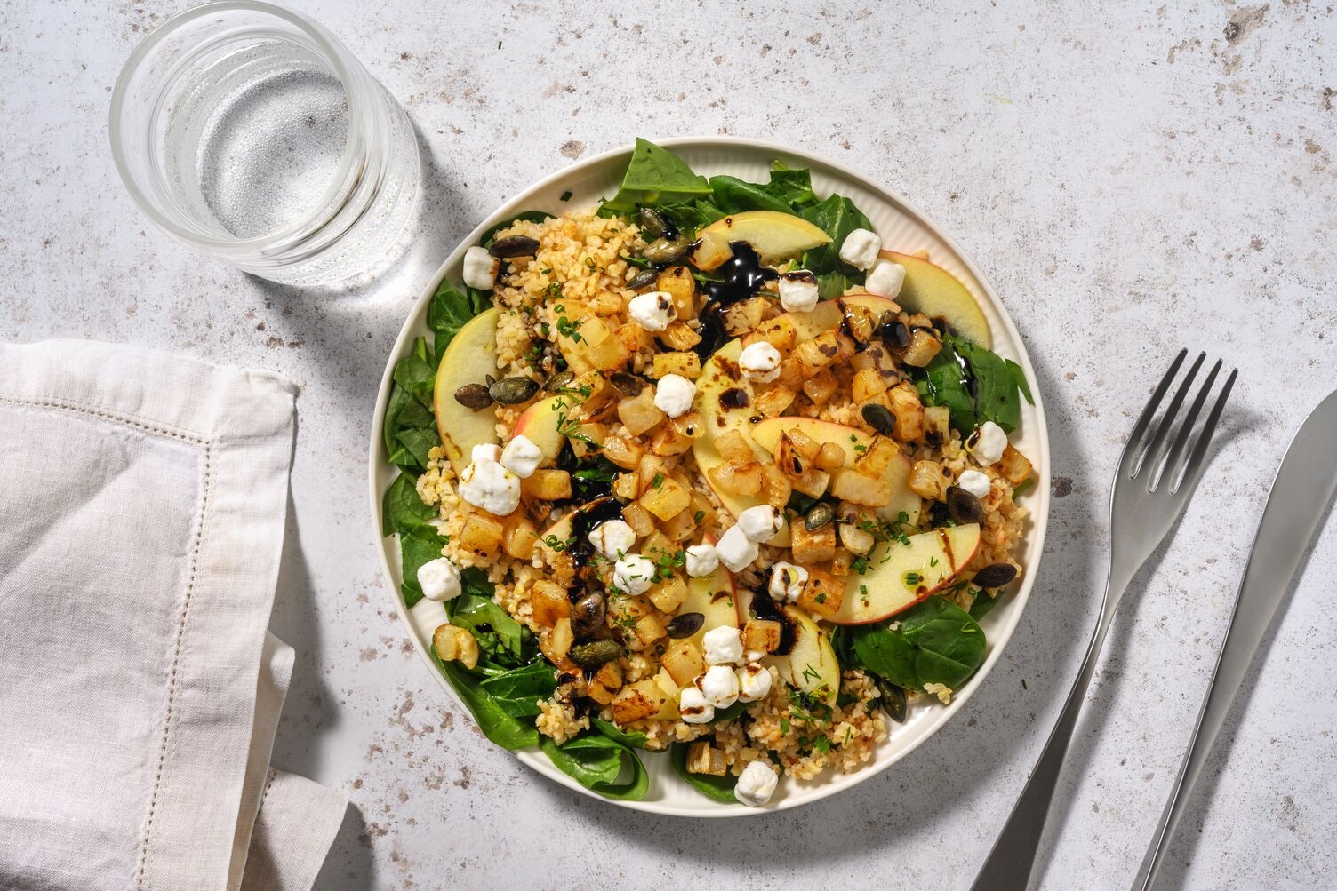 Kohlrabi-Salat mit Ziegenkäse-Perlen und Bulgur