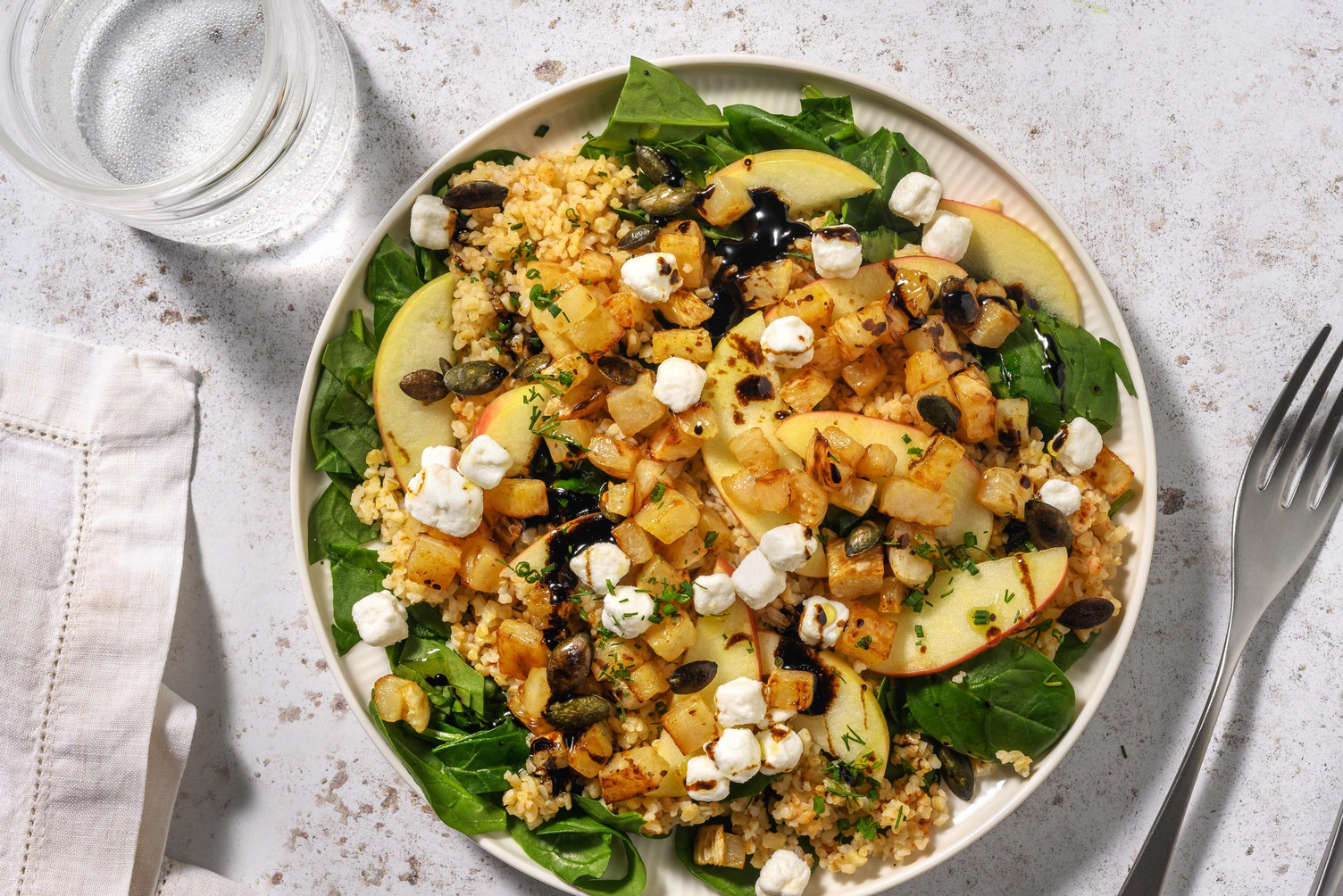 Kohlrabi-Salat mit Honig-Ziegenkäse Perlen und Bulgur,