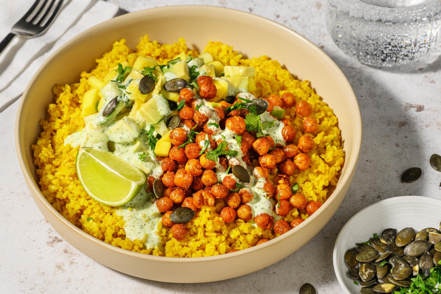 Smokey kikkererwten met tropische avocado-mangosalsa