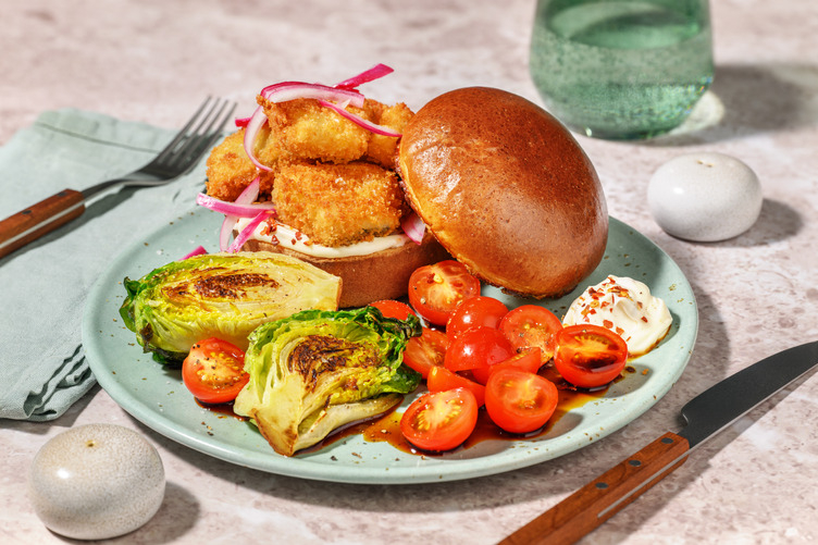 Brioche de merluza crujiente con cebolla encurtida