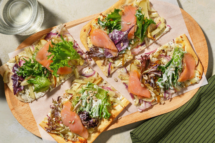 Flammkuchen mit Fenchel, Birne & extra Räucherlachs