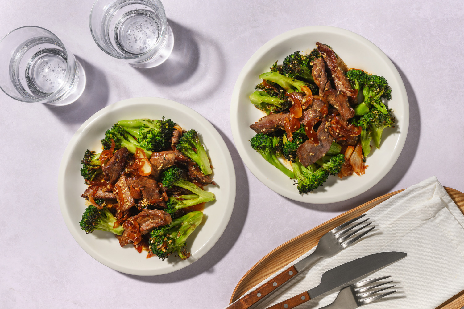 Steakstreifen vom Weiderind mit Brokkoli und Ingwersoße
