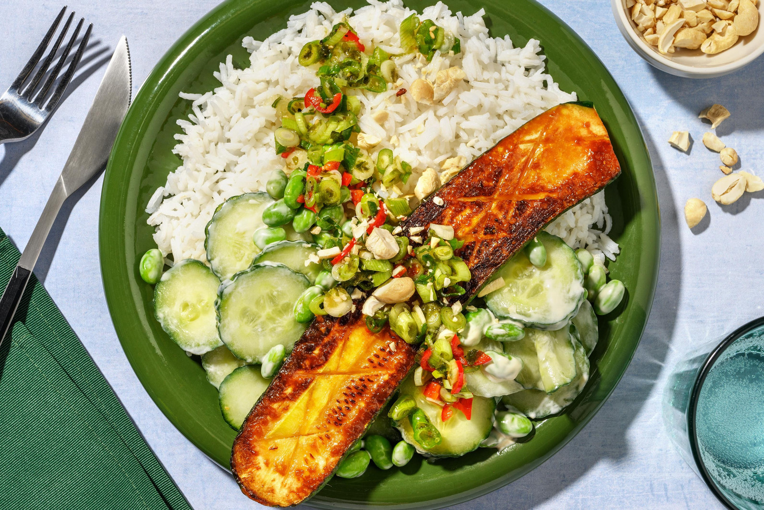 Bowl met miso-courgette en sojabonensalade