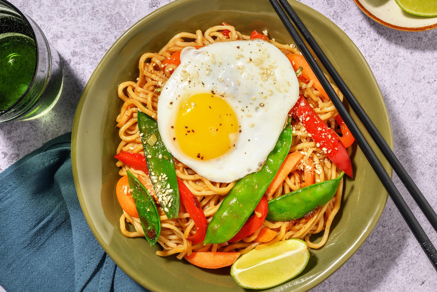 Sweet en sticky noedels met gebakken ei en gomasio