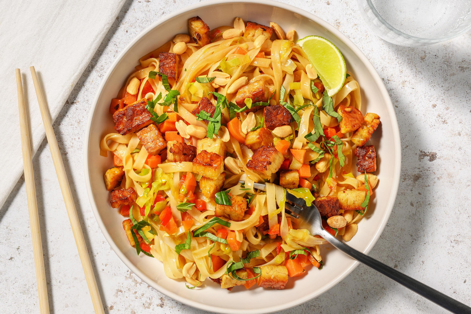 Kruidige noedelbowl met tempeh op z'n Thais