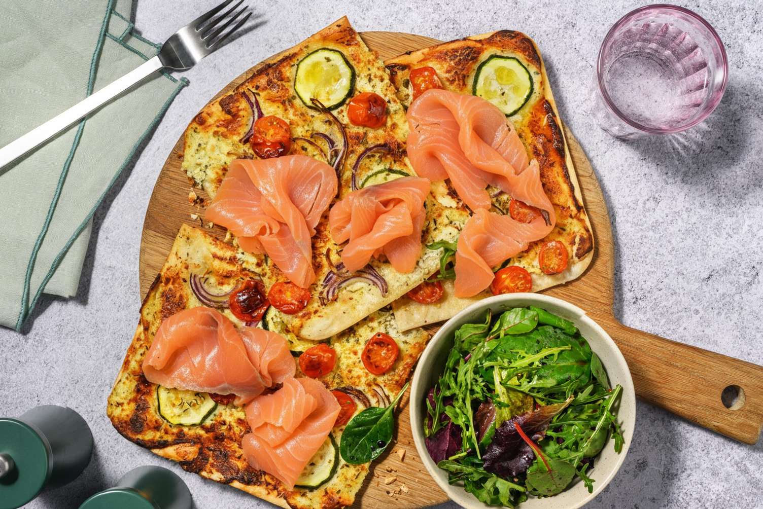 Flammkuchen Romana mit extra Räucherlachs,