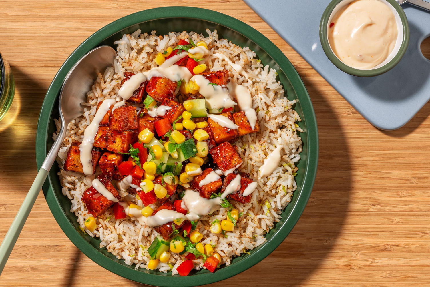 Tofu laqué à la sauce BBQ et salsa de maïs acidulée