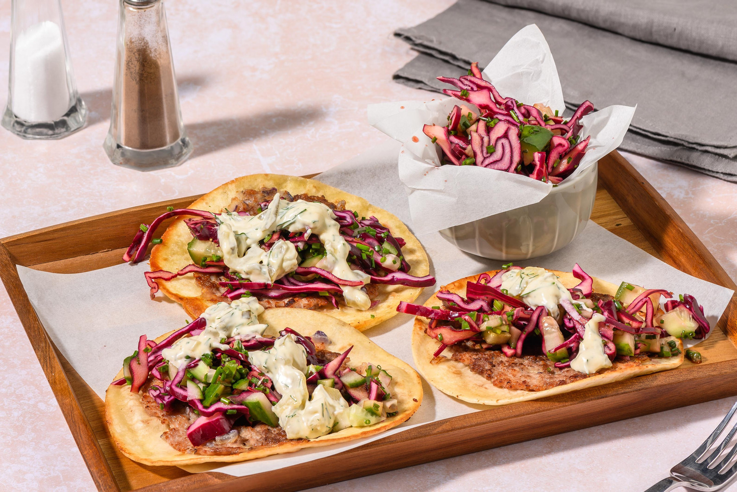 Tostadas garnies de smashburger et fromage
