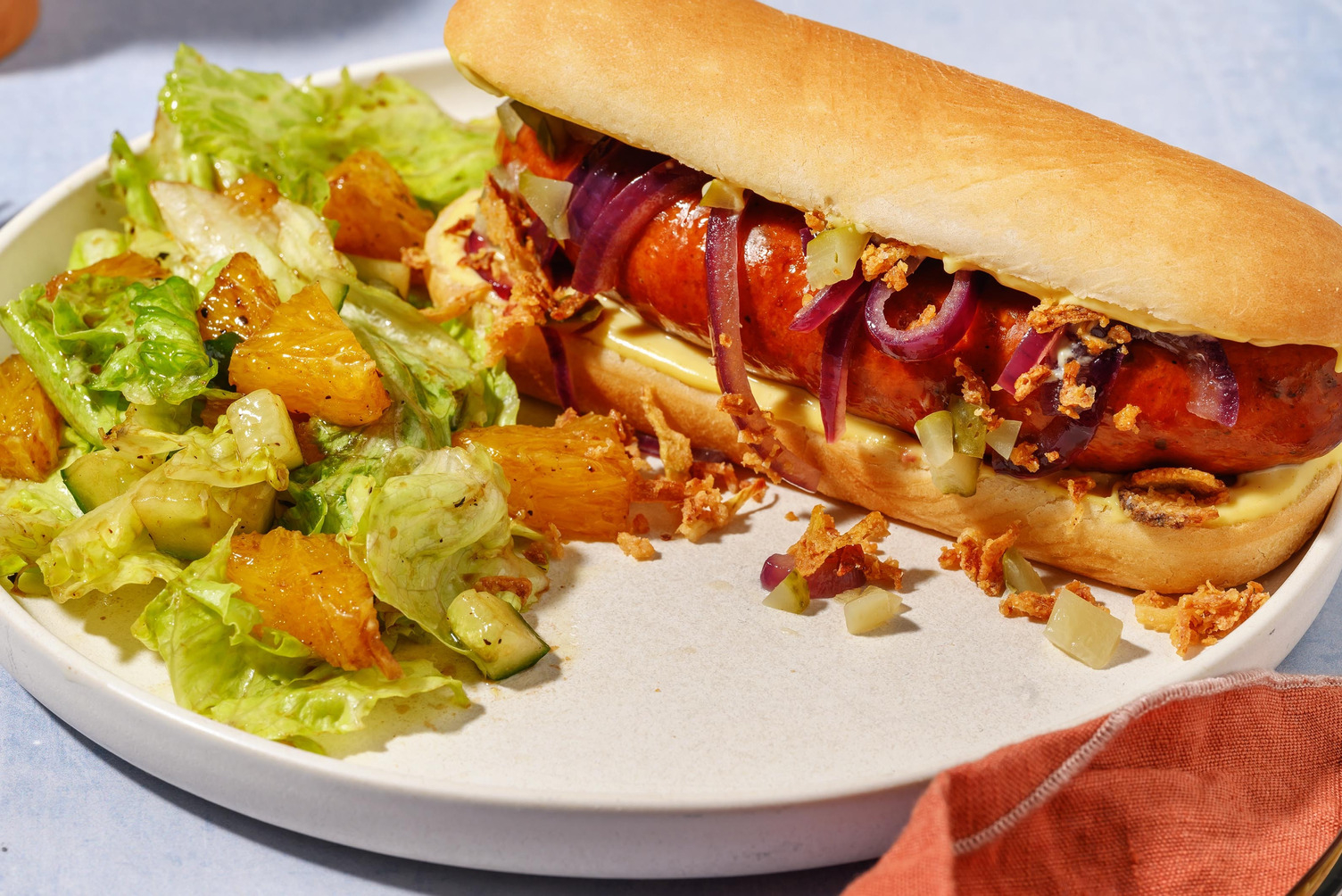 Hotdog met augurk en gefrituurde uitjes