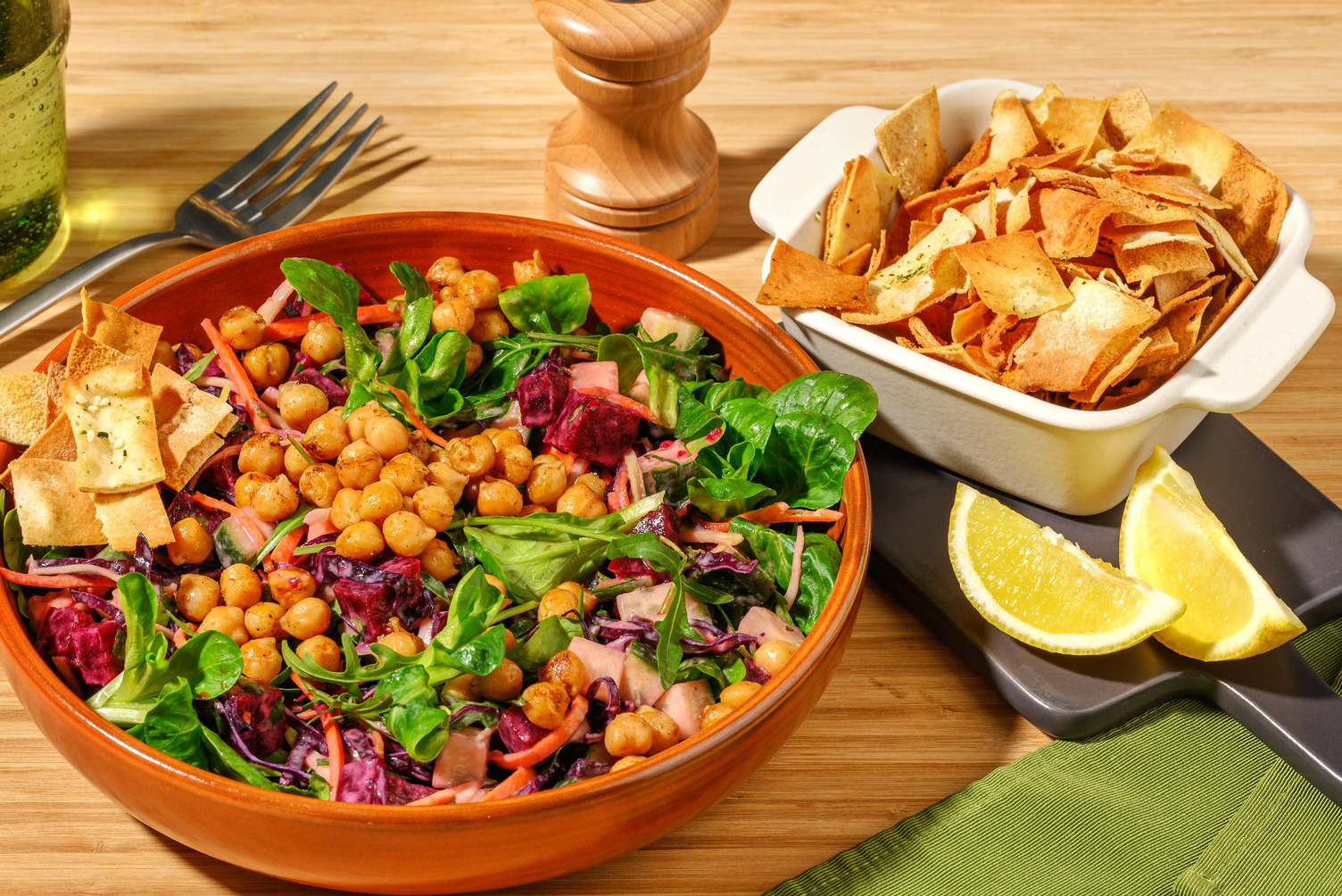 Kikkererwtensalade met knapperig za'atar flatbread en verse kruiden