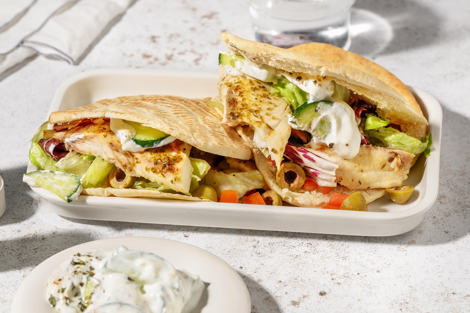 Pitas au poisson et fromage à la grecque, yaourt au concombre 