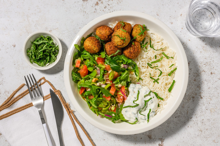 Bol de falafel con arroz bicolor y salsa cremosa de menta