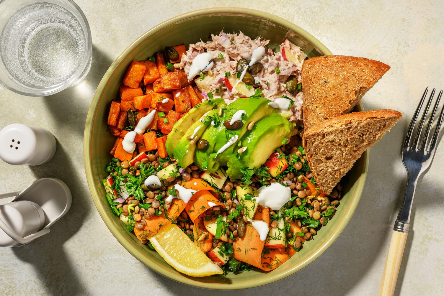 Zoete aardappel met tonijnsalade en avocado