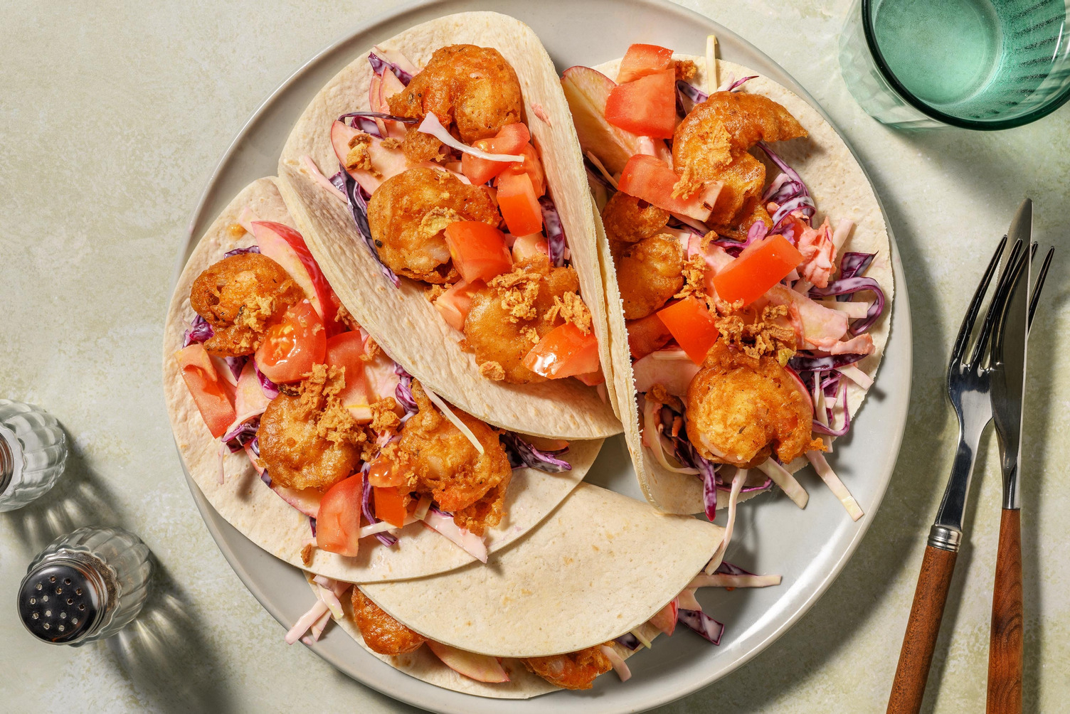 Wraps met tempura-garnalen en gefrituurde uitjes