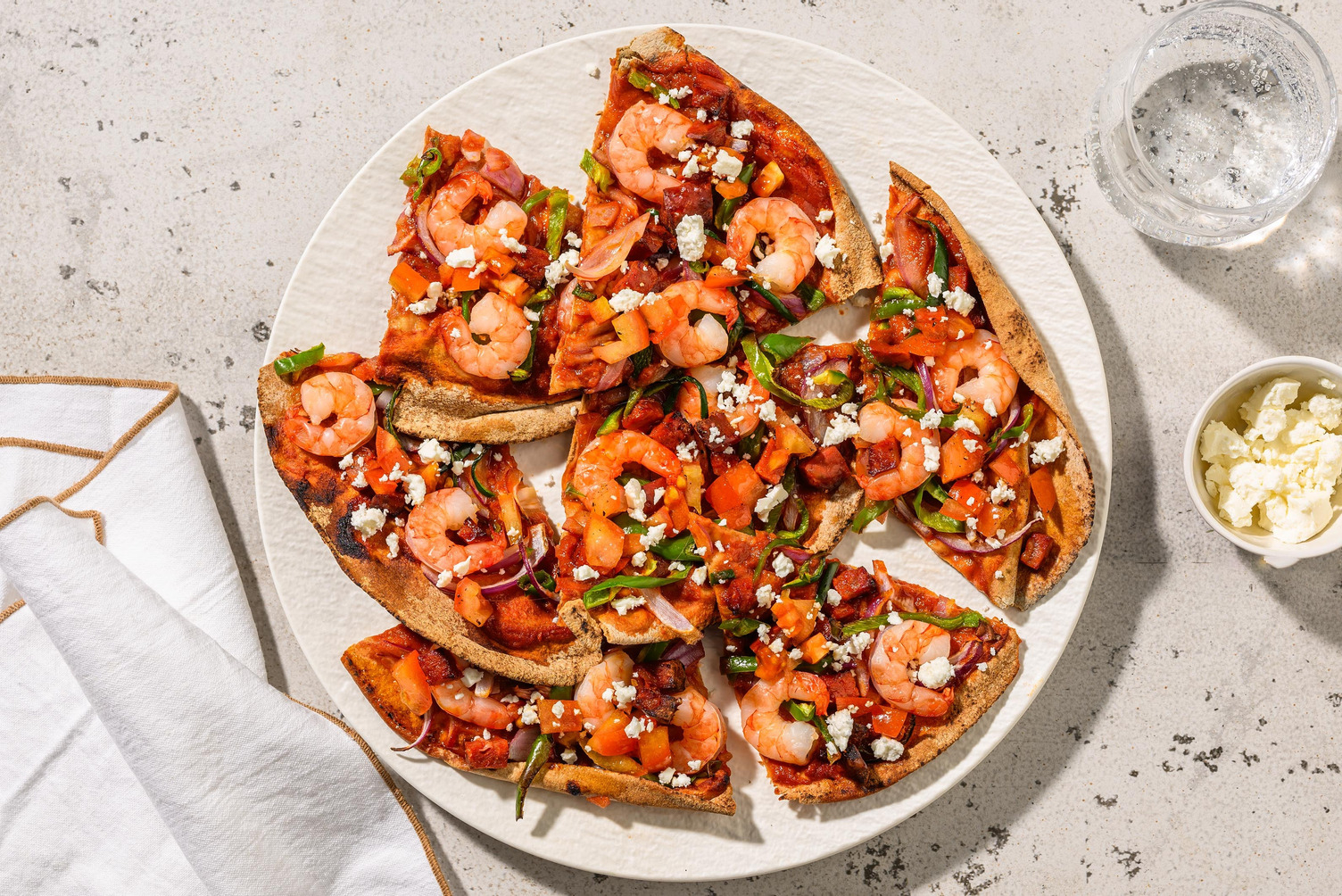 Platbroodpizza's met garnalen en chorizo