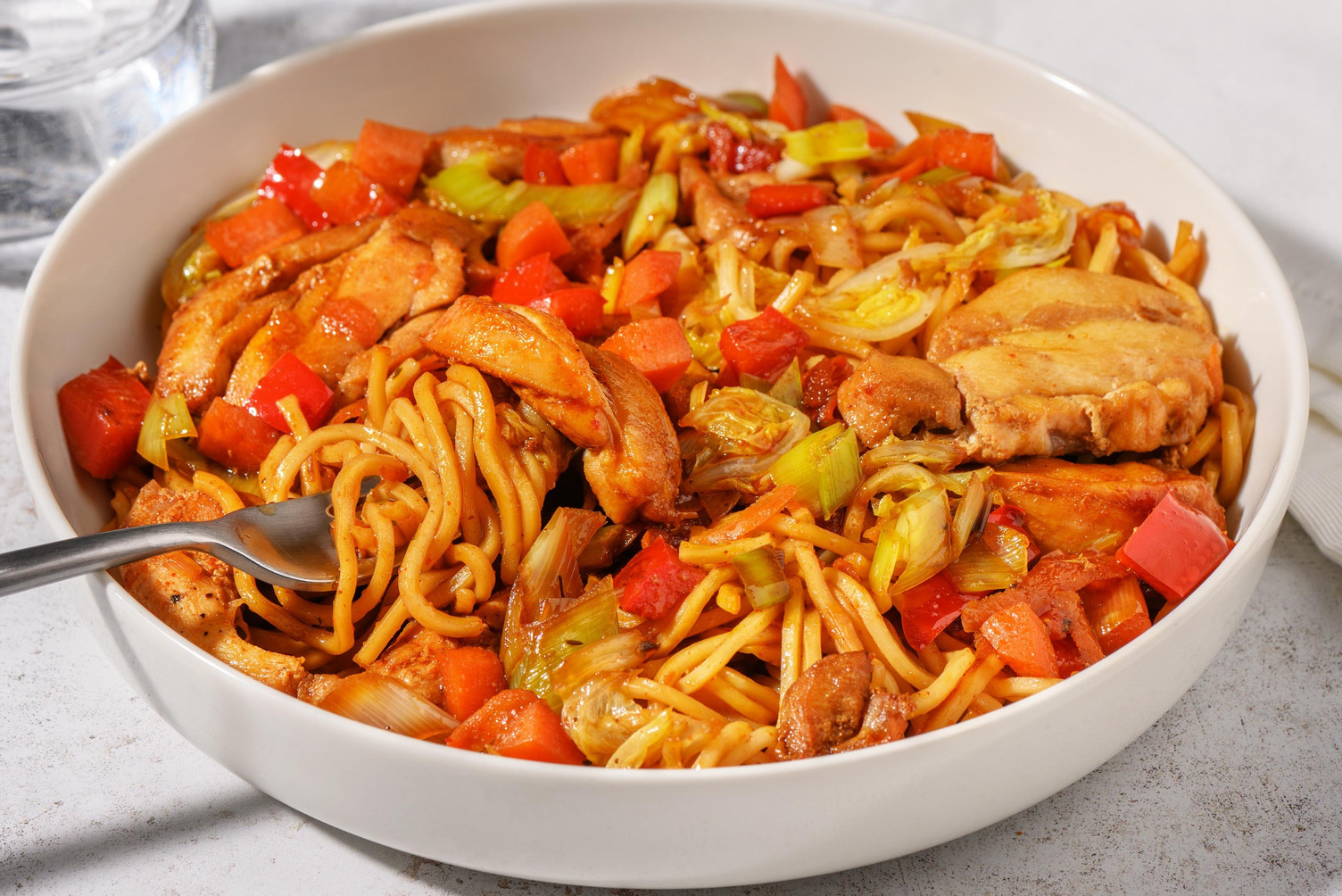 Stir-fry met kippendij en volkoren noedels