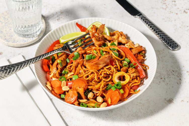 Hoisin-noedels met kip en gebakken groenten