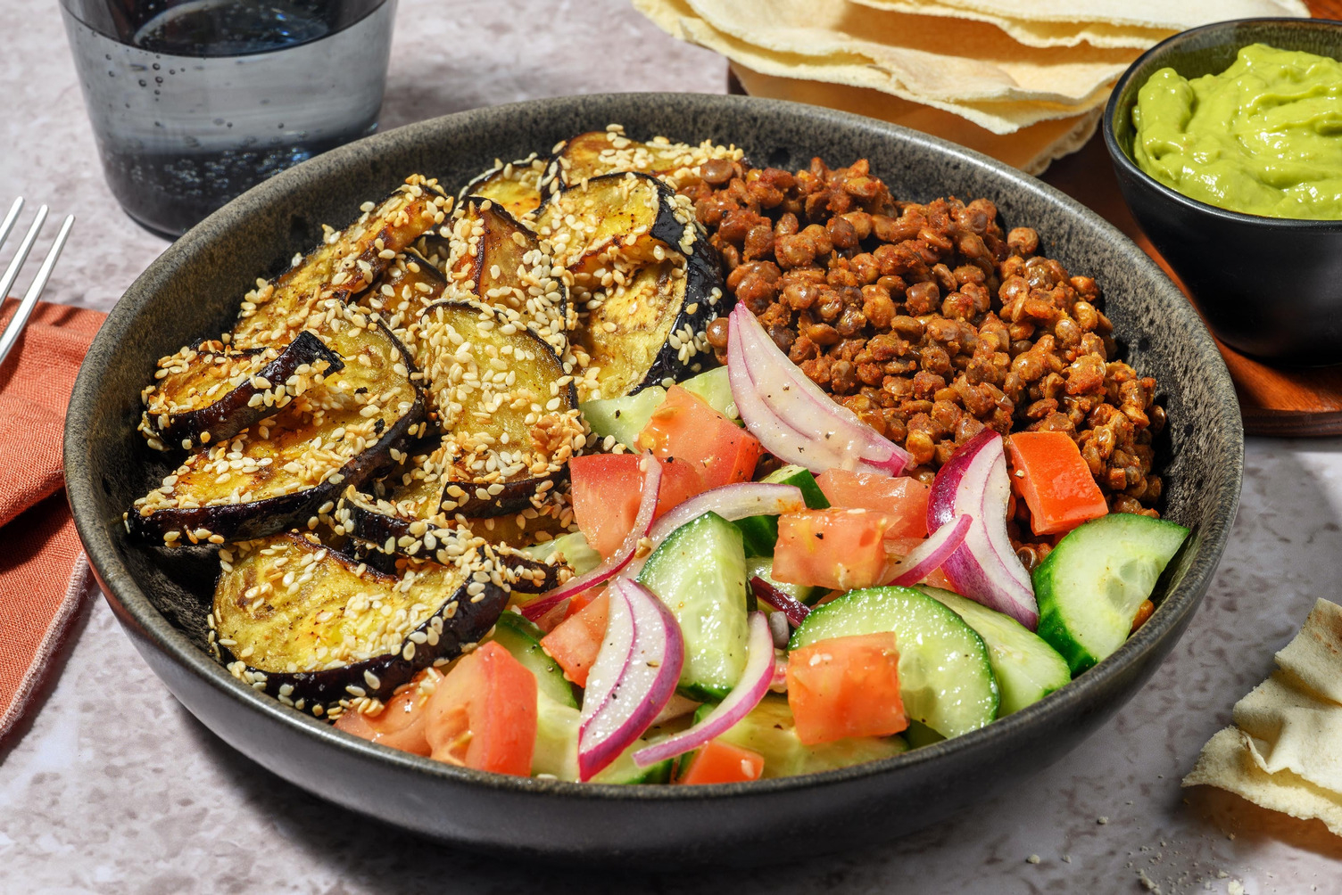 Guacamole-Bowl mit Sesamaubergine