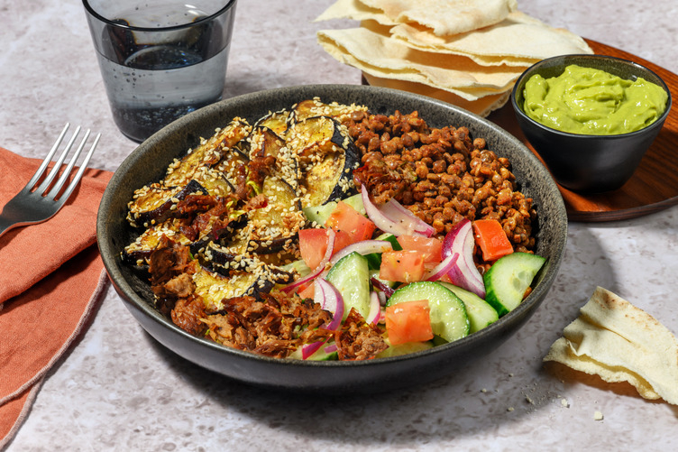Hummus-Bowl mit extra Bio-Hähnchenbrustfilet und Sesamaubergine