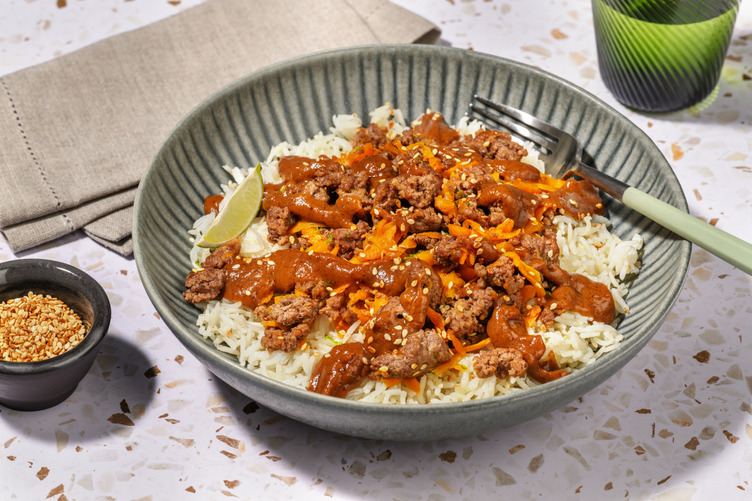 Bol de carne picada con verduras y salsa satay casera