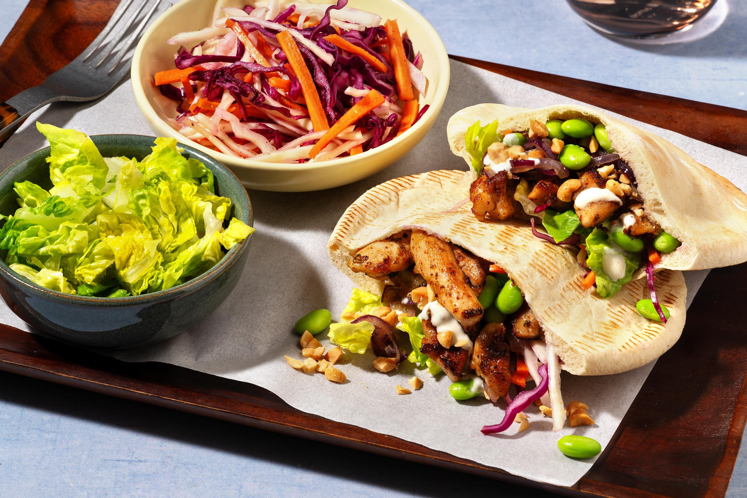 Pita's met kip, sojabonen en honing-gemberdressing