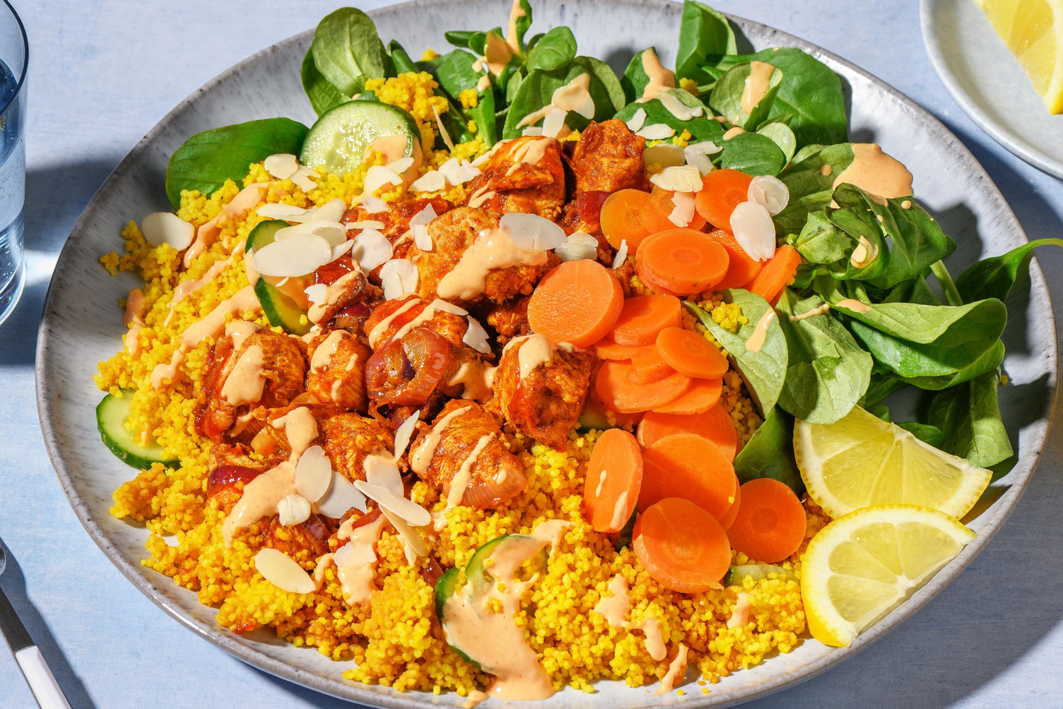 Couscousbowl met kalkoen, currysaus en amandelschaafsel