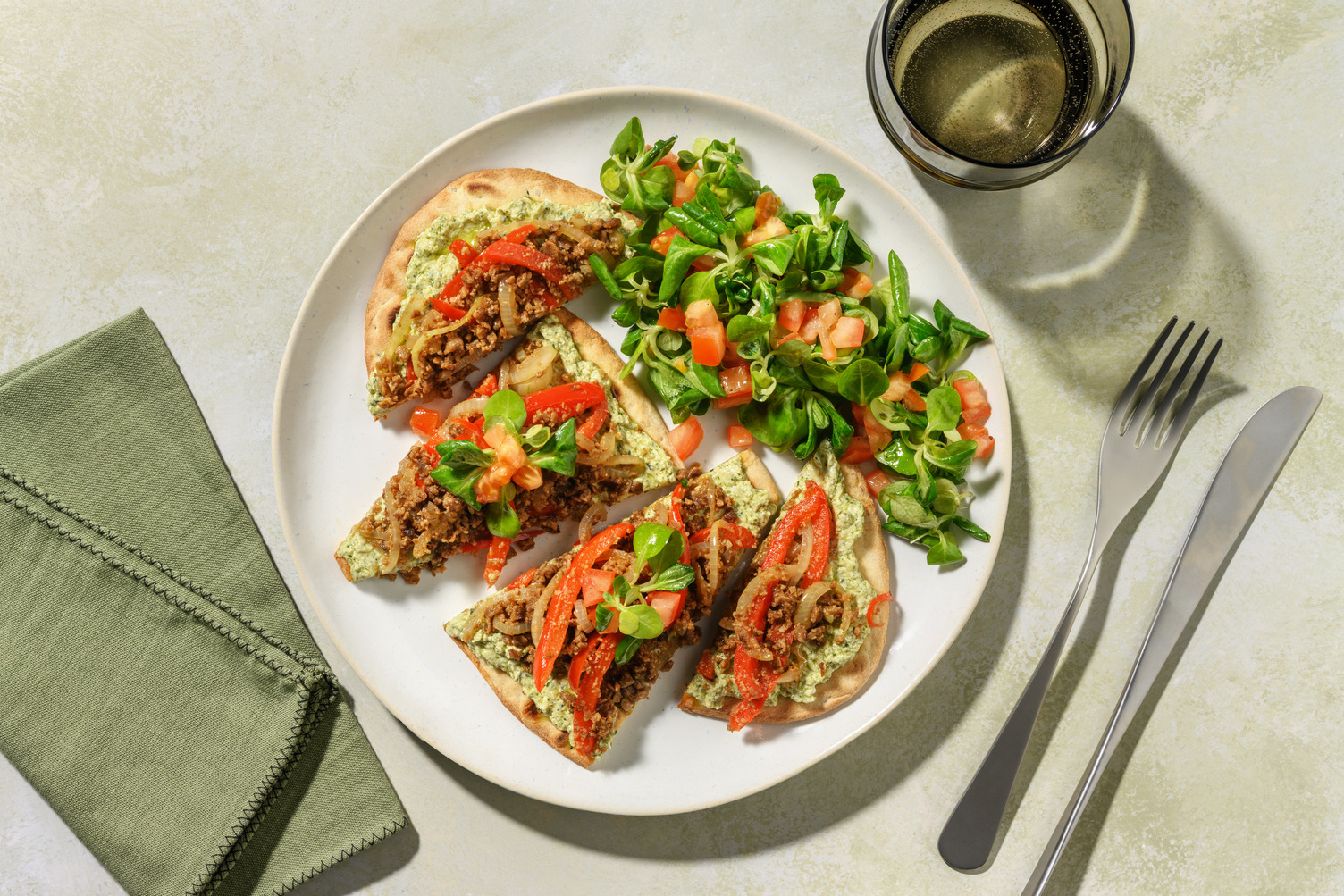Naanpizza met rundergehakt en pesto-roomkaas