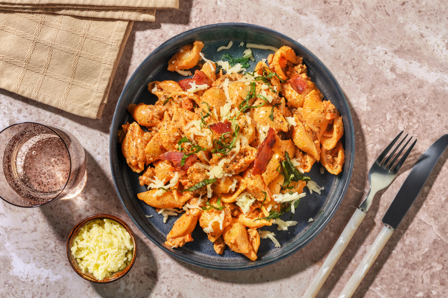 Romige conchiglie met rundergehakt en mozzarella