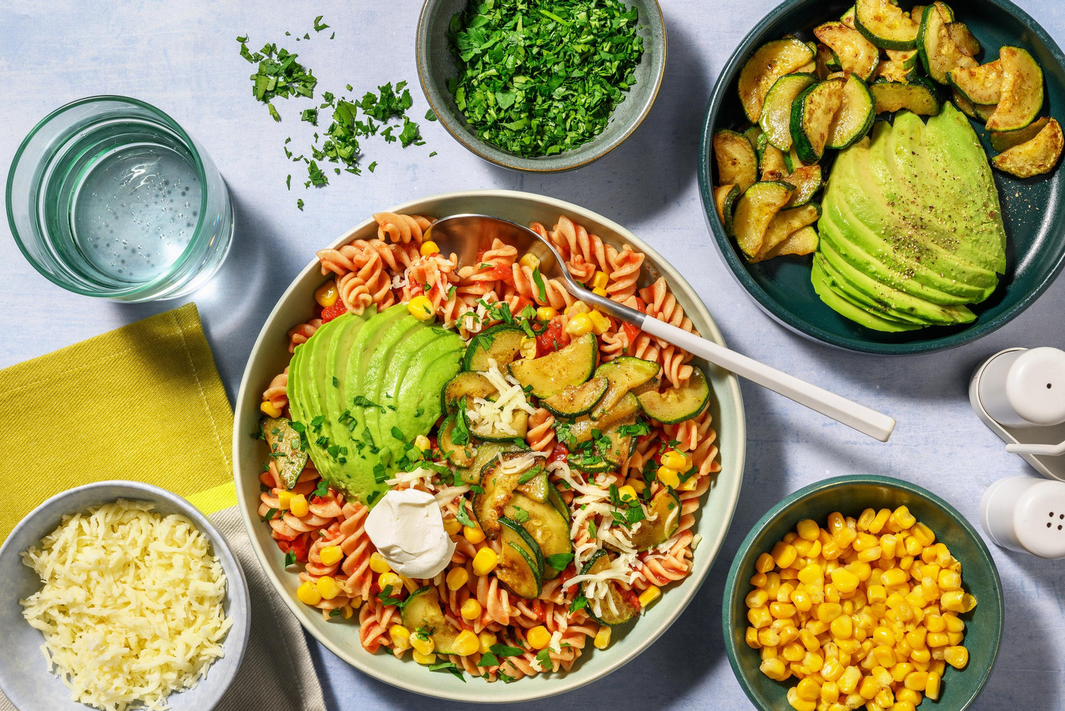 Familie pasta-avond: Tex-Mex fusilli met avocado en cheddar
