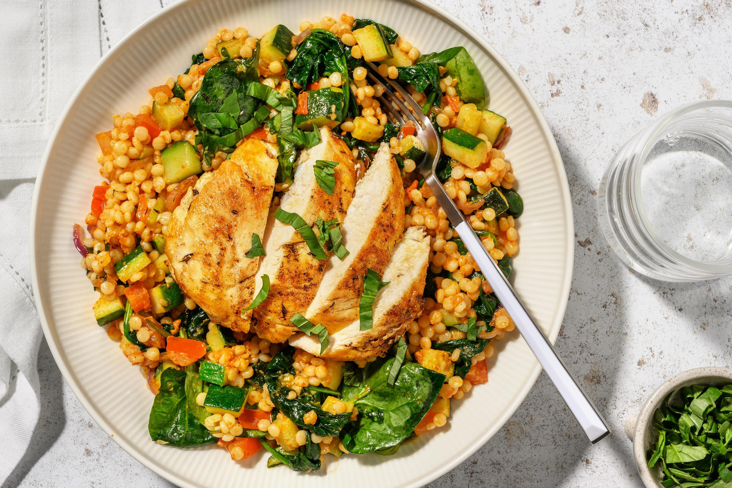 Poulet au couscous perlé au pesto rouge