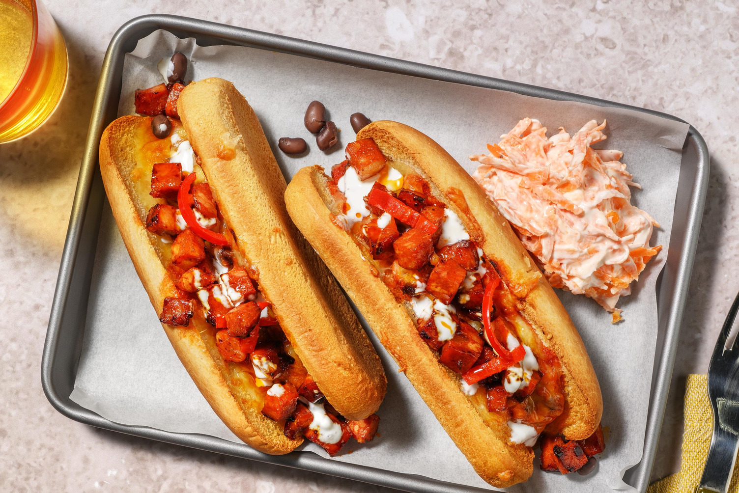 Chili Dog: Chorizo und Bohnen-Chili in Hot-Dog-Buns