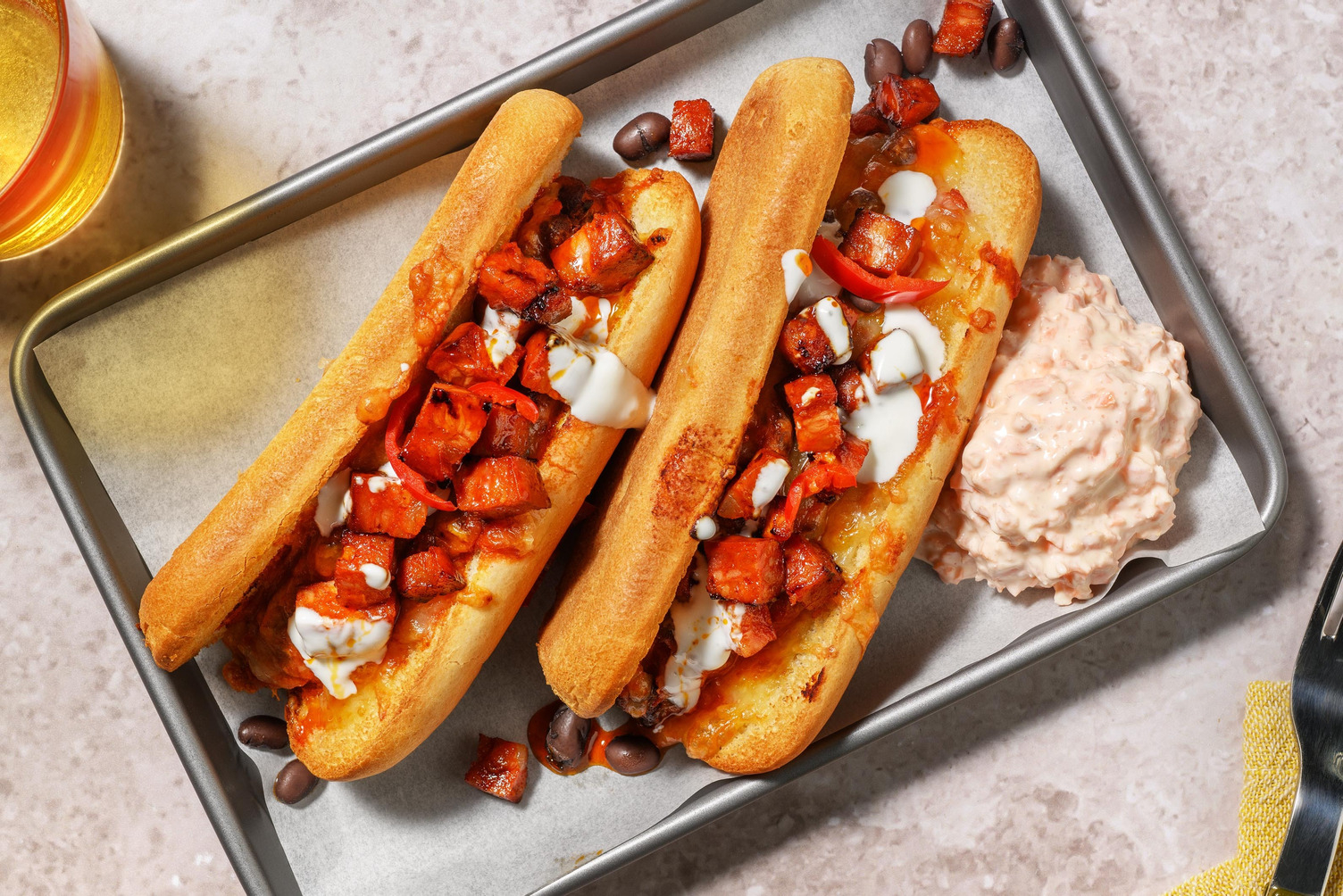 Chili Dog: Argentinos und Bohnen-Chili in Hot-Dog-Buns
