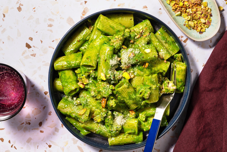 Supergroene rigatoni alla ragù bianco met varkensvlees en Parmigiano Reggiano