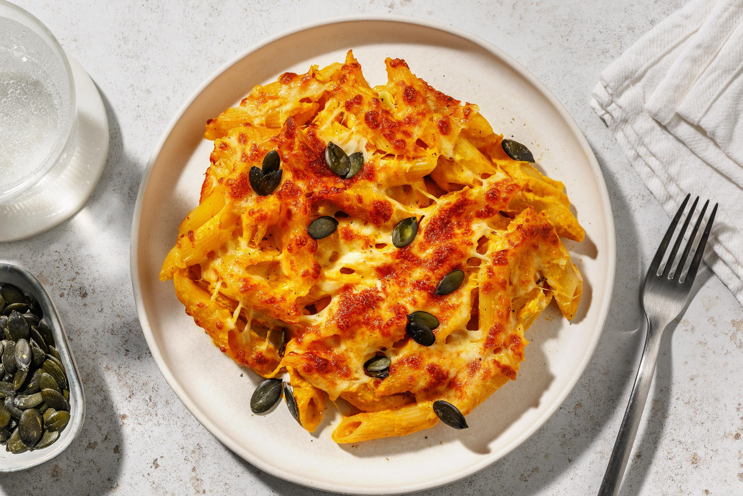 Mac & Cheese uit de oven met geroosterde pompoenpitten