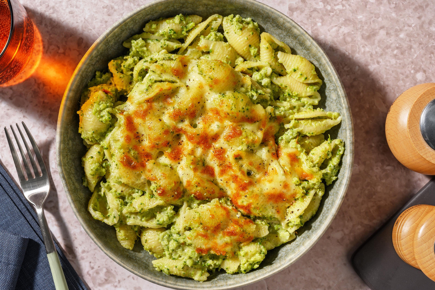 Pesto mac & cheese met kaasblokjes en mozzarella