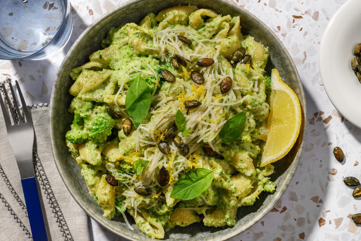 Conchiglie en sauce crémeuse au pesto, pecorino et basilic