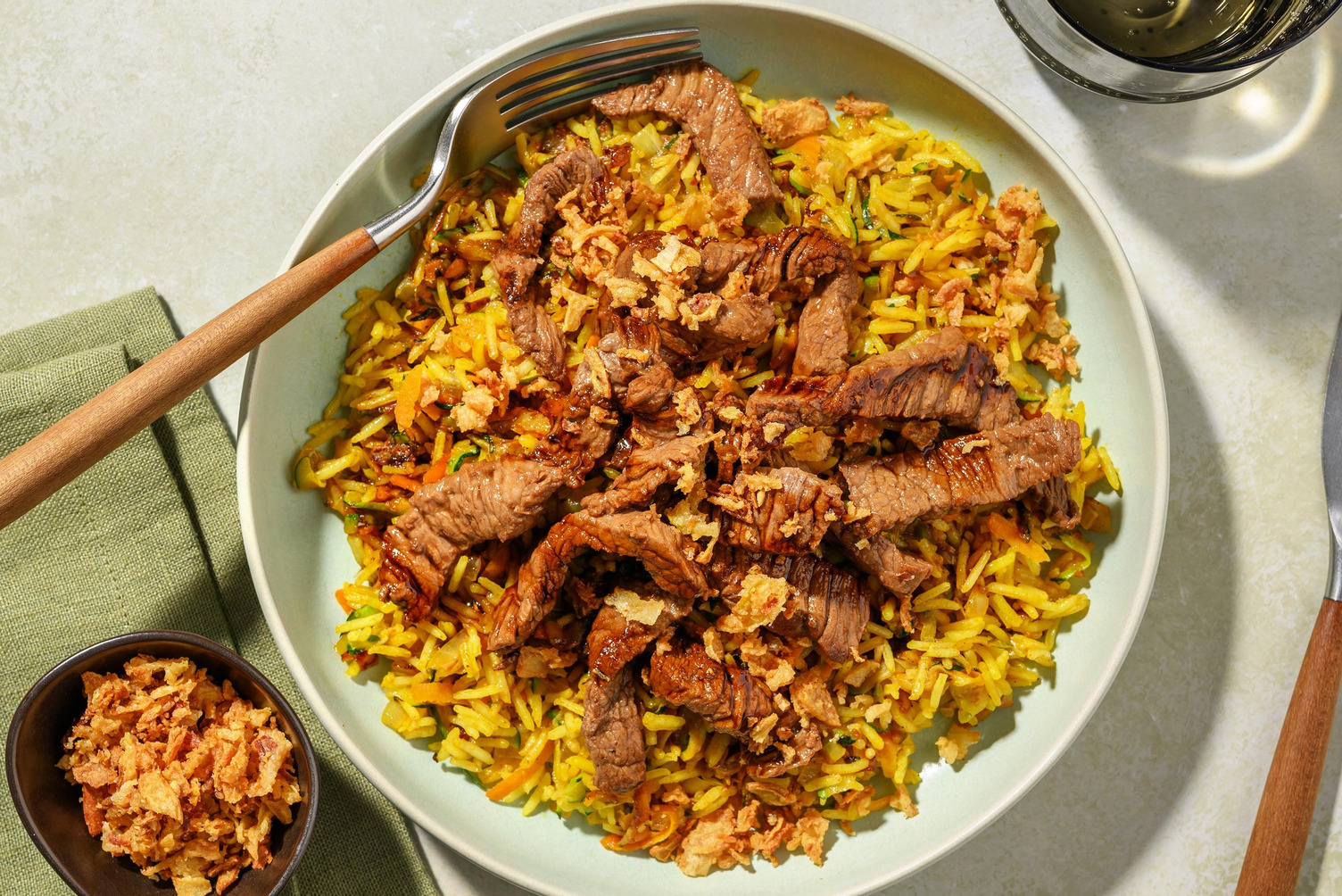 Zoete biefstukreepjes met sesamzaadjes en gefrituurde uitjes