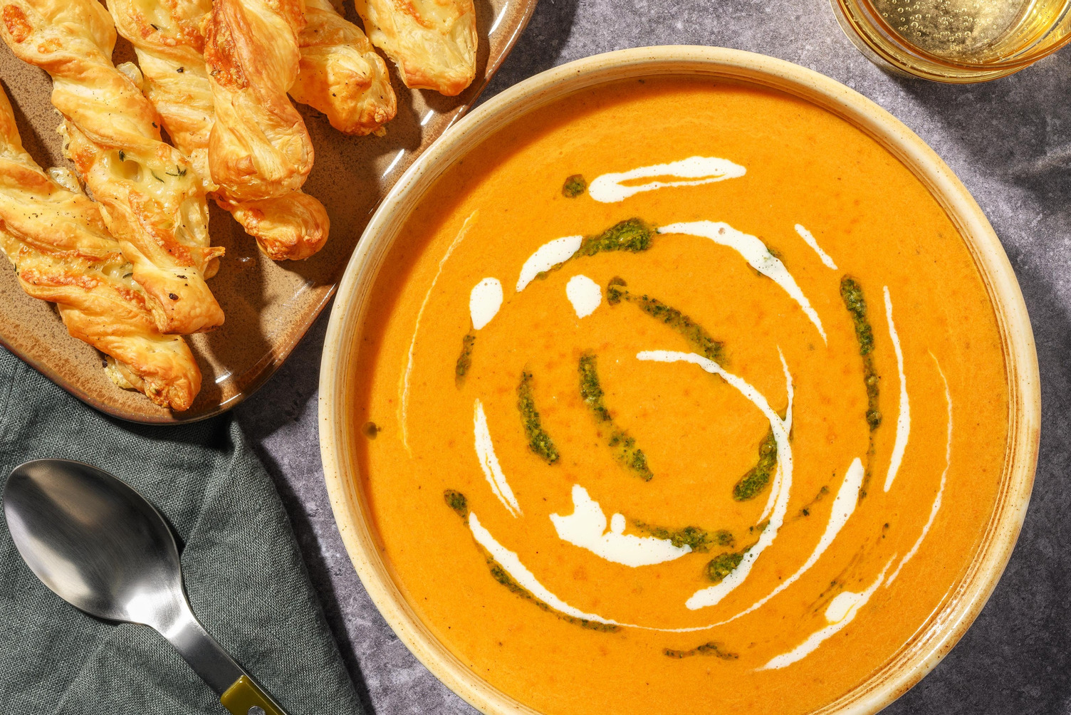 Tomatensoep met kaasstengels en basilicumcrème