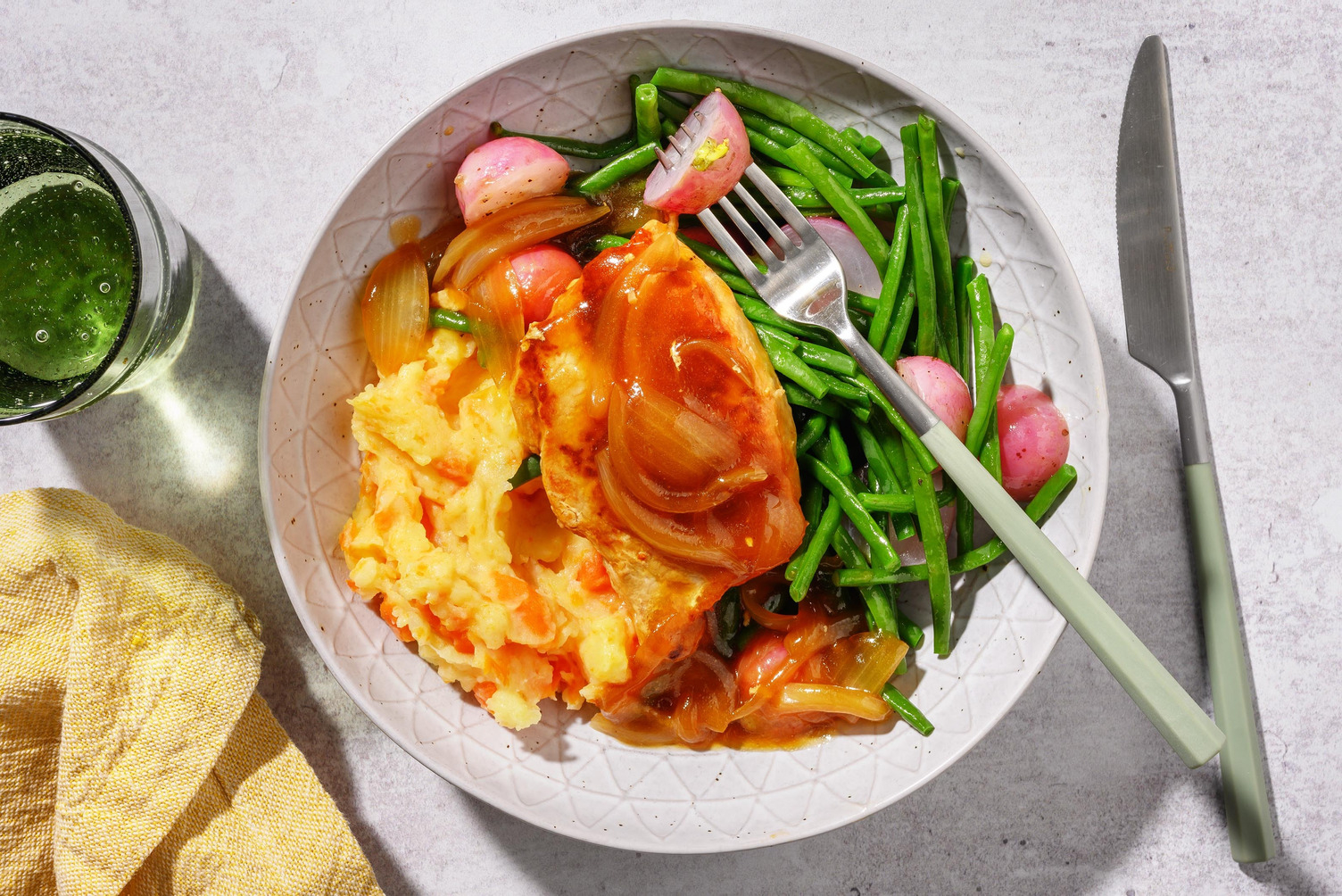 Bio-Schweinefilets in Senf-Zwiebel-Soße