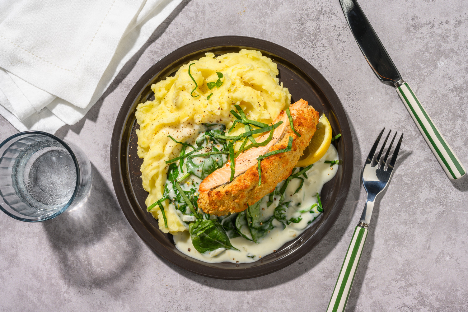 Lachs in Senfkruste mit Zitronen-Spinat-Soße