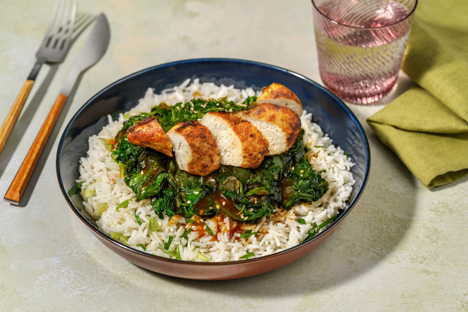 Hähnchen mit Spinat in süß-saurer Aprikosensoße