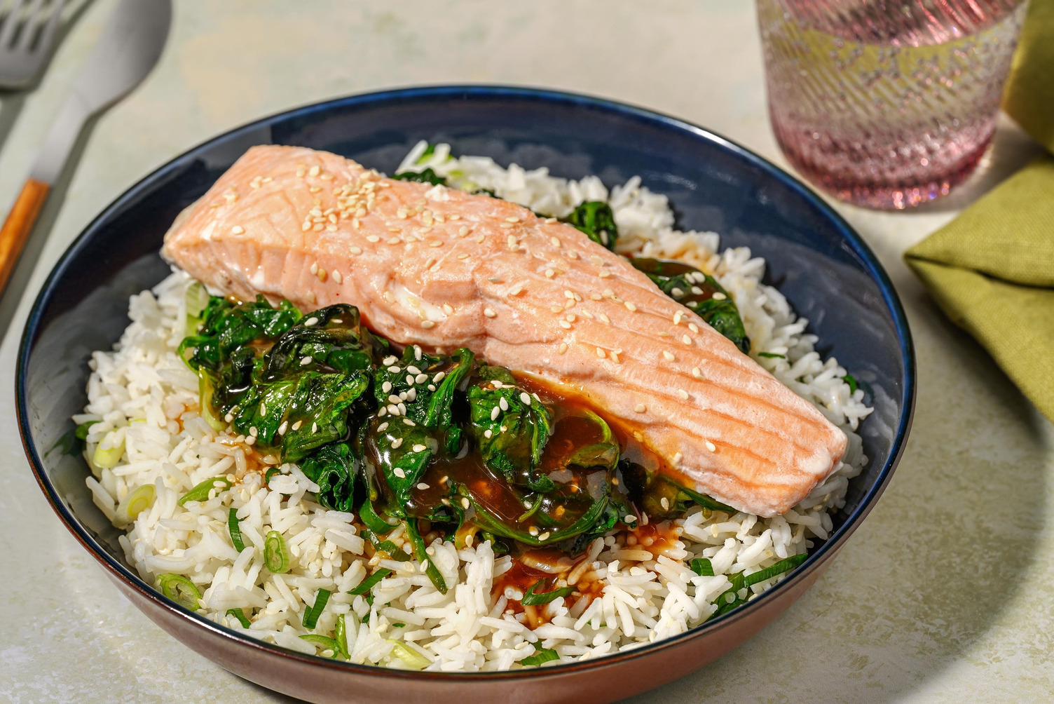 Lachs auf Spinat mit süß-saurer Soße